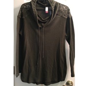 ❤️‍🔥 Cowl neck w lace cold shoulder details!